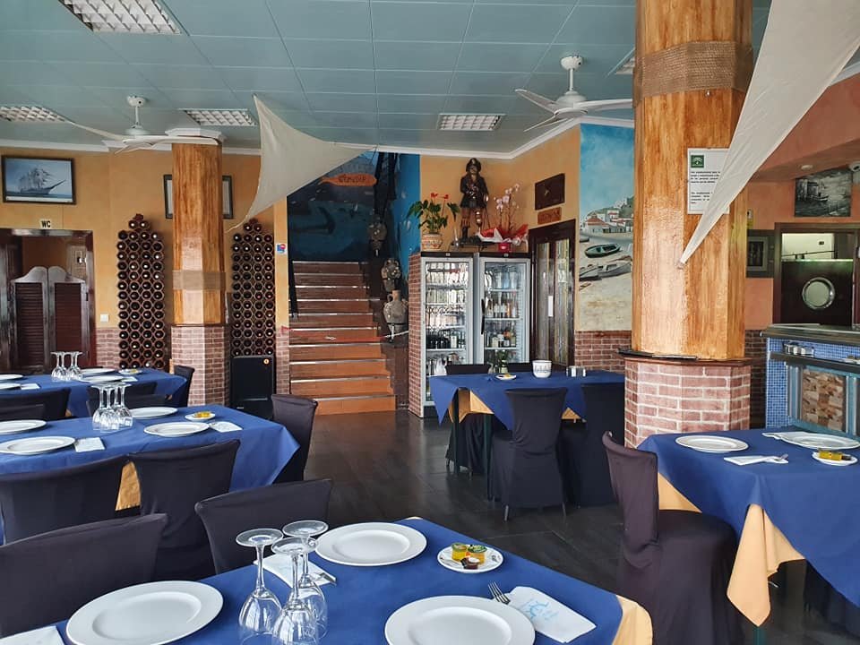 Comedor con mesas azules
